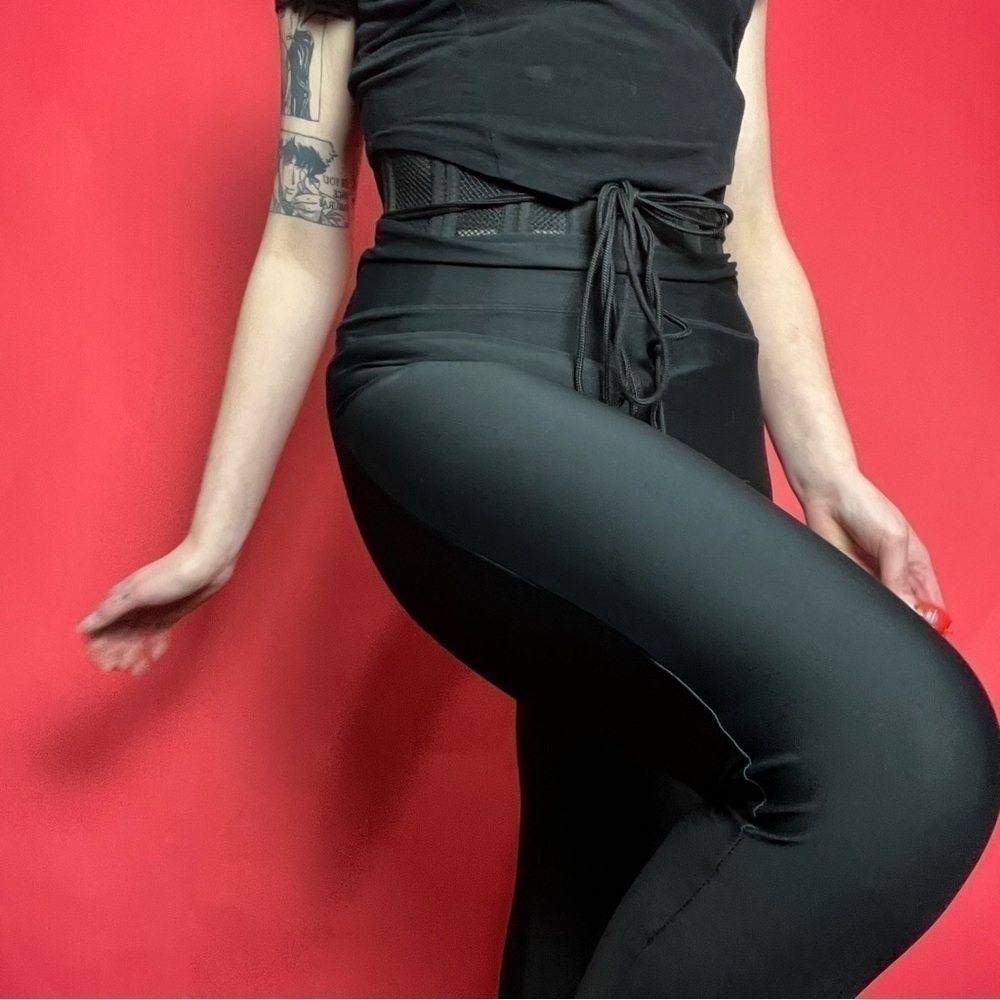 Trendy cinched leggings  🖤🖤​​​​​​​​​​​​​​​​​​​​​